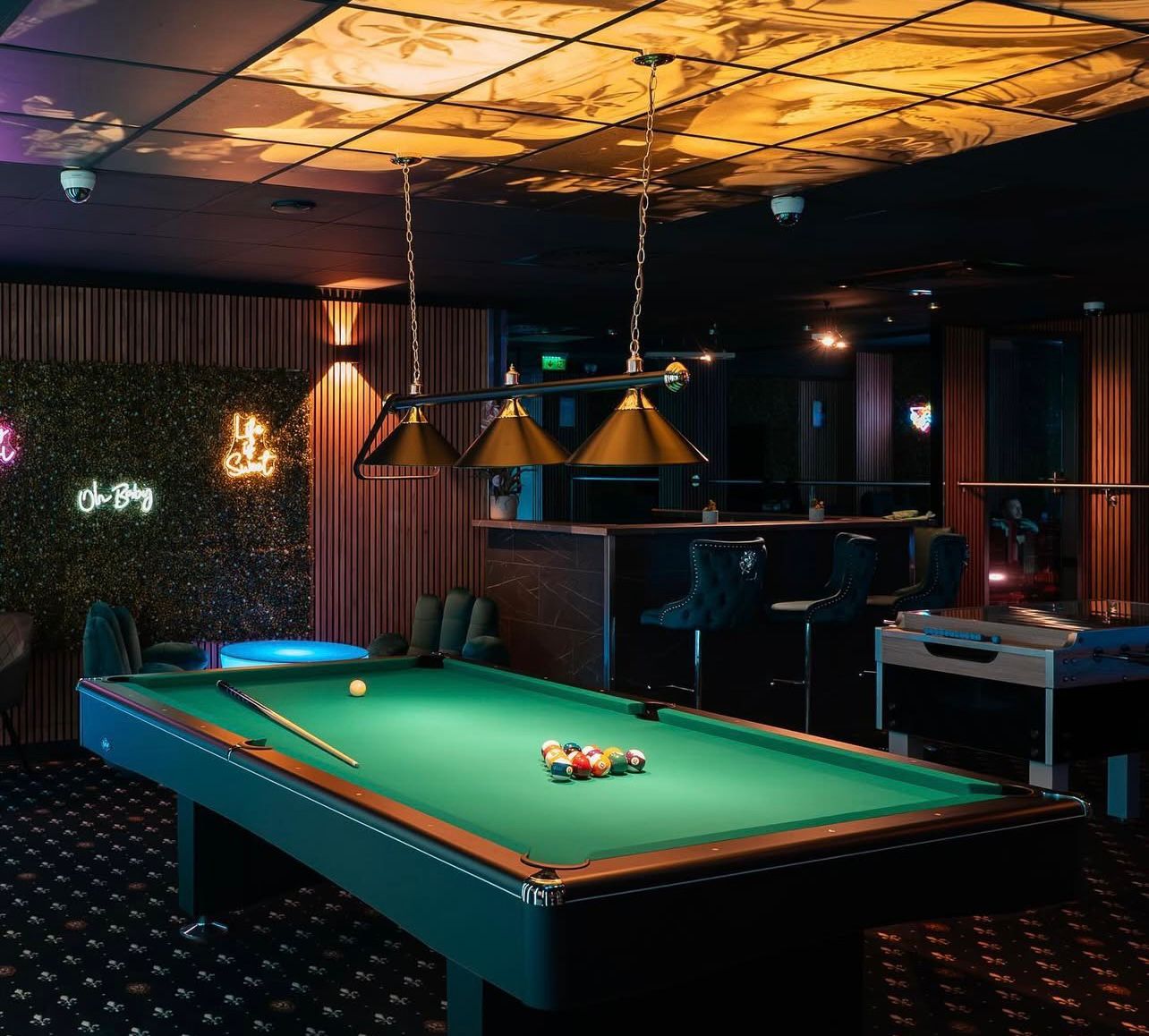 Billardtisch Black Pool 9ft in einer Spielhalle in Hessen
